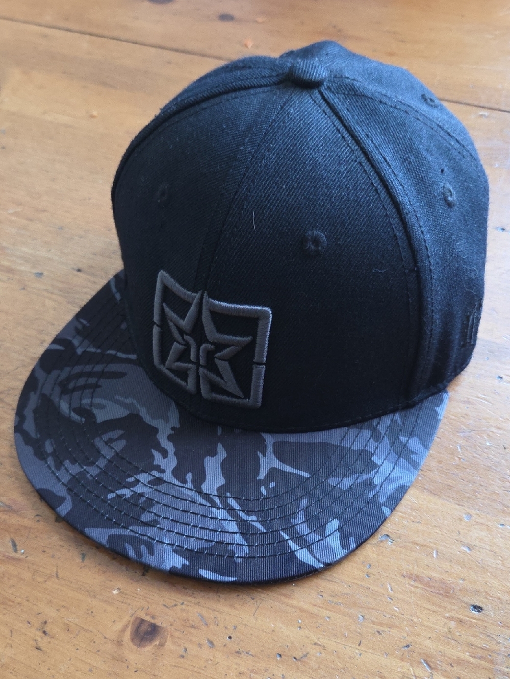 NWOT ride rich Black Snapback Hat w Gray Camo & Red Rose Visor & Leather Strap